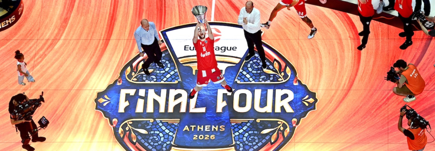 Gezeigt wird der Moment der Pokalübergabe in Athen.