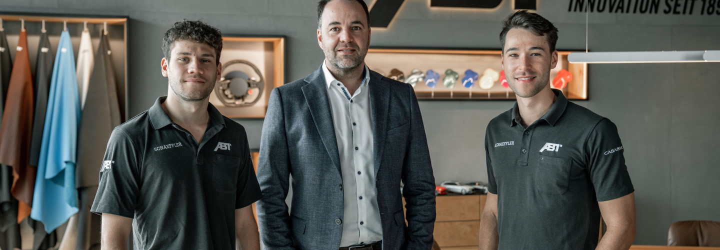 ABT Sportsline CEO Thomas Biermaier (Mitte) mit den beiden Fahrern für die DTM Saison 2023