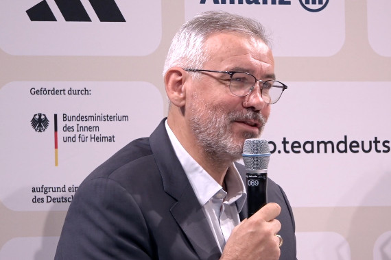 In der Pressekonferenz spricht Etienne Thobois, CEO Paris 2024, über die laufenden Vorbereitungen in Paris und über seine Wünsche für die Olympischen Spiele in Paris.