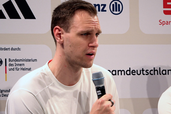 In der Pressekonferenz spricht Johannes Voigtmann über die Olympischen Spiele und die Ziele im Team.