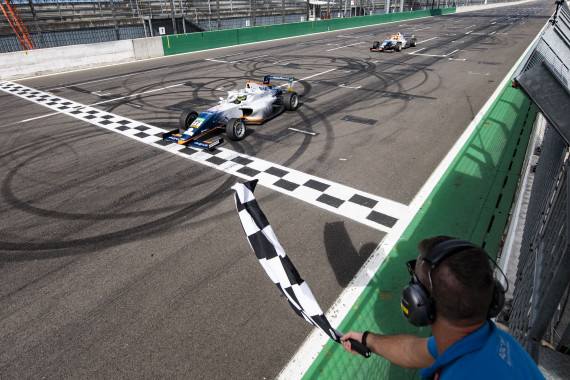 Spannendes Finale: Taylor Barnard gewinnt knapp vor seinem Teamkollegen Nikita Bedrin