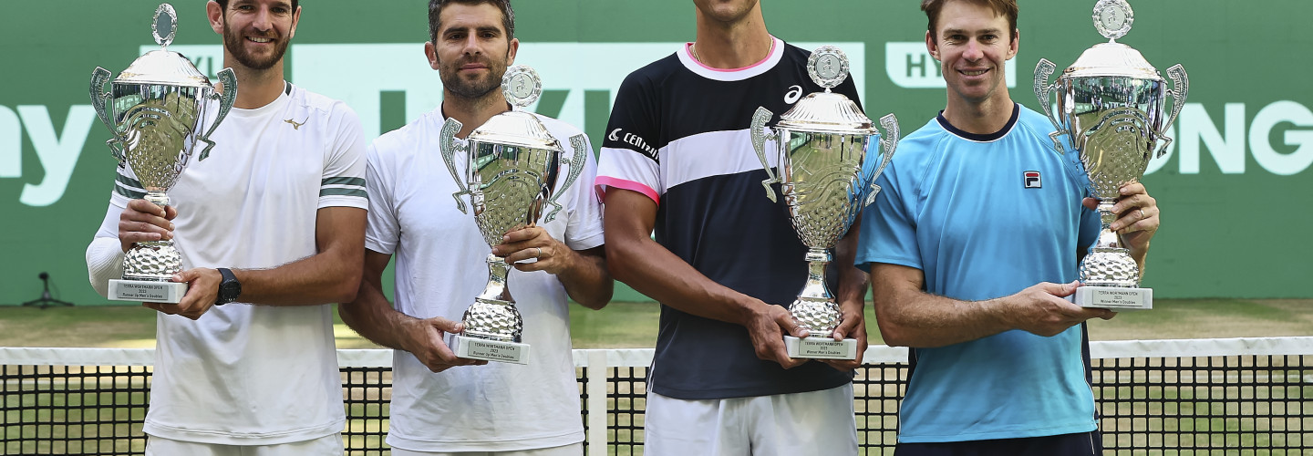 Melo (2.v.r.) + Peers (r) besiegen das italienische Duo Vavassori (l) + Bolelli im Match Tie-Break