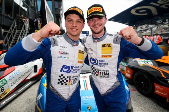Simon Connor Primm und Finn Zulauf gewannen in ihr erstes ADAC GT Masters Rennen