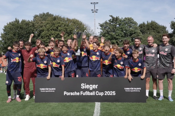 Am zweiten Spieltag des Porsche Fußball Cup haben die Salzburger das Finale gegen den VfB Stuttgart für sich entschieden und damit den Titel als erste Mannschaft zum zweiten Mal geholt. Bei der anschließenden Siegerehrung bekamen die Nachwuchskicker ihren Pokal von Weltmeister Sami Khedira überreicht.