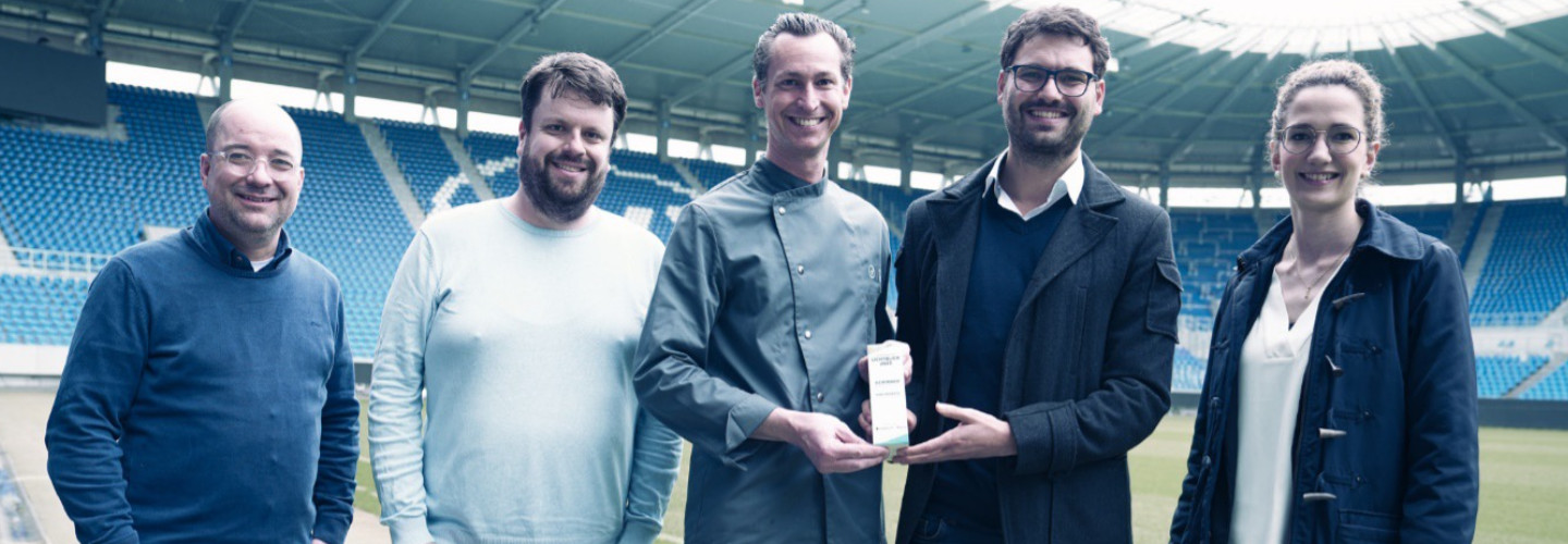 Das Gewinner-Projekt „KSC Foodsharing“ bei der Preisübergabe – von links nach rechts: Joachim Lammert (FanQ), Julian Knust (Botschafter Foodsharing Karlsruhe), Sebastian Holy (Küchendirektor, WildparkTaste I made by Traube Tonbach), Luca Maibaum (KSC, Bereichsleitung CSR), Sophia Kleine-Kraneburg (die Bayerische)