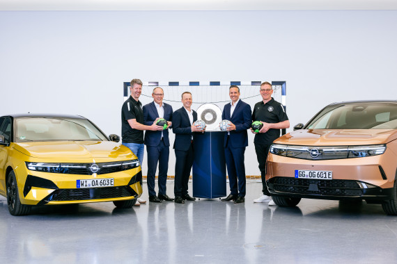 v.l.n.r. Markus Gaugisch (Frauen-Bundestrainer), Mark Schober (DHB-Vorstandsvorsitzender), Frank Bohmann (HBL-Geschäftsführer), Patrick Dinger (Opel Deutschland-Chef), Alfed Gislason (Männer-Bundestrainer).