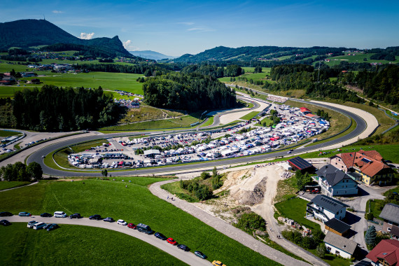 Die Fahrerlager-Kurve ist das Highlight des Kurses für viele Piloten