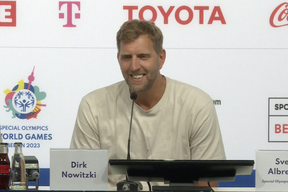 Basketball-Superstar Dirk Nowitzki spricht am Tag der Eröffnungsfeier der Special Olympics World Games auf einer Pressekonferenz u.a. über die Bedeutung der Weltspiele, die Eröffnung, den besonderen Geist, das Konzept des Unified Sports, und über seine eigene Karriere.