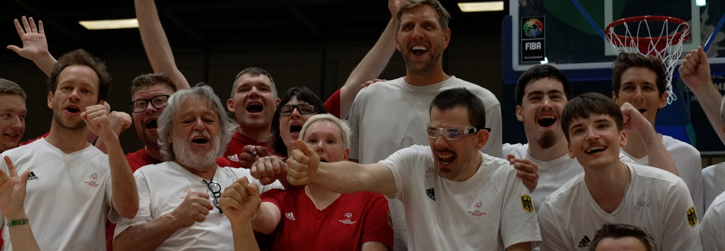 Dirk Nowitzki spricht am Tag der Eröffnung der Special Olympics World Games in Berlin u.a. über die Bedeutung der Spiele und besucht das Basketball-Training der deutschen Mannschaft.