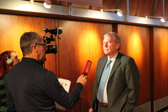 Der frühere DOSB-Vorstandsvorsitzende Michael Vesper im Interview mit SID-Redakteur Gerd Holzbach