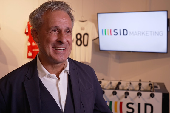 Im Interview spricht Pierre Littbarski u.a. darüber, warum qualitativer Journalismus im Sport von Bedeutung ist und darüber, wie er die Feierlichkeiten zum achtzigjährigen Jubiläum des Sport-Informations-Dienstes wahrgenommen hat.