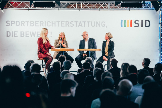 Diskussionsrunde: Moderatorin Anna Sara Lange, Renate Lingor (Fußball-Weltmeisterin 2003 und 2007), SID-Chefredakteur Cai-Simon Preuten und Dr. Inga Oelrichs (SpoHo) (vlnr)