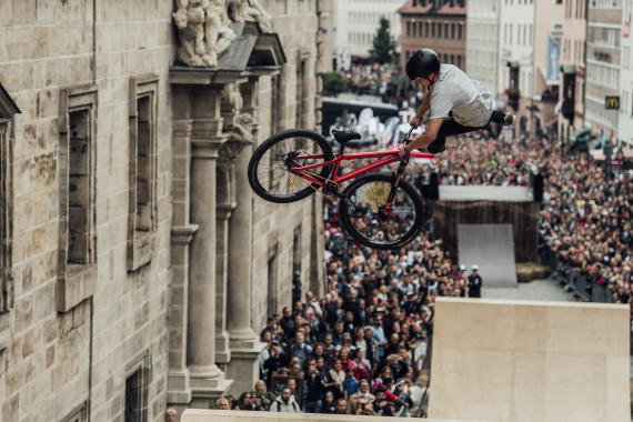 Der Red Bull District Ride 2022 bei ServusTV Deutschland und ServusTV On