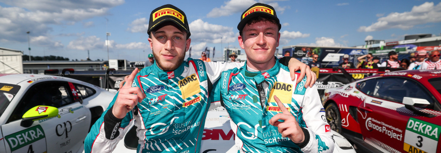Salman Owega (li.) und Finn Wiebelhaus nach ihrem Sieg am Nürburgring
