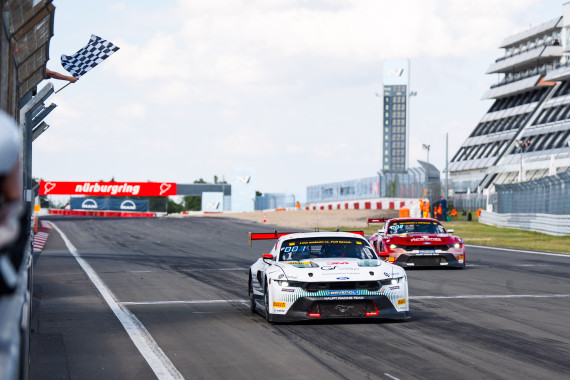 Der Ford Mustang GT3 #1 des Haupt Racing Teams gewinnt das Sonntagsrennen am Nürburgring
